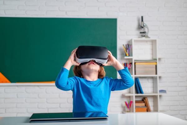Kleiner Junge mit VR-Brille