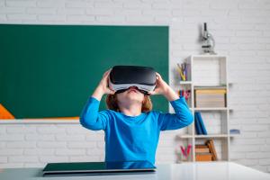 Kleiner Junge mit VR-Brille